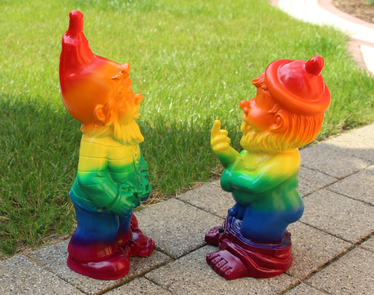 Set: 2-er Satz Gartenzwerge Zwerg Mittelfinger Bewegungsmelder u. Sträfling Regenbogen Pride