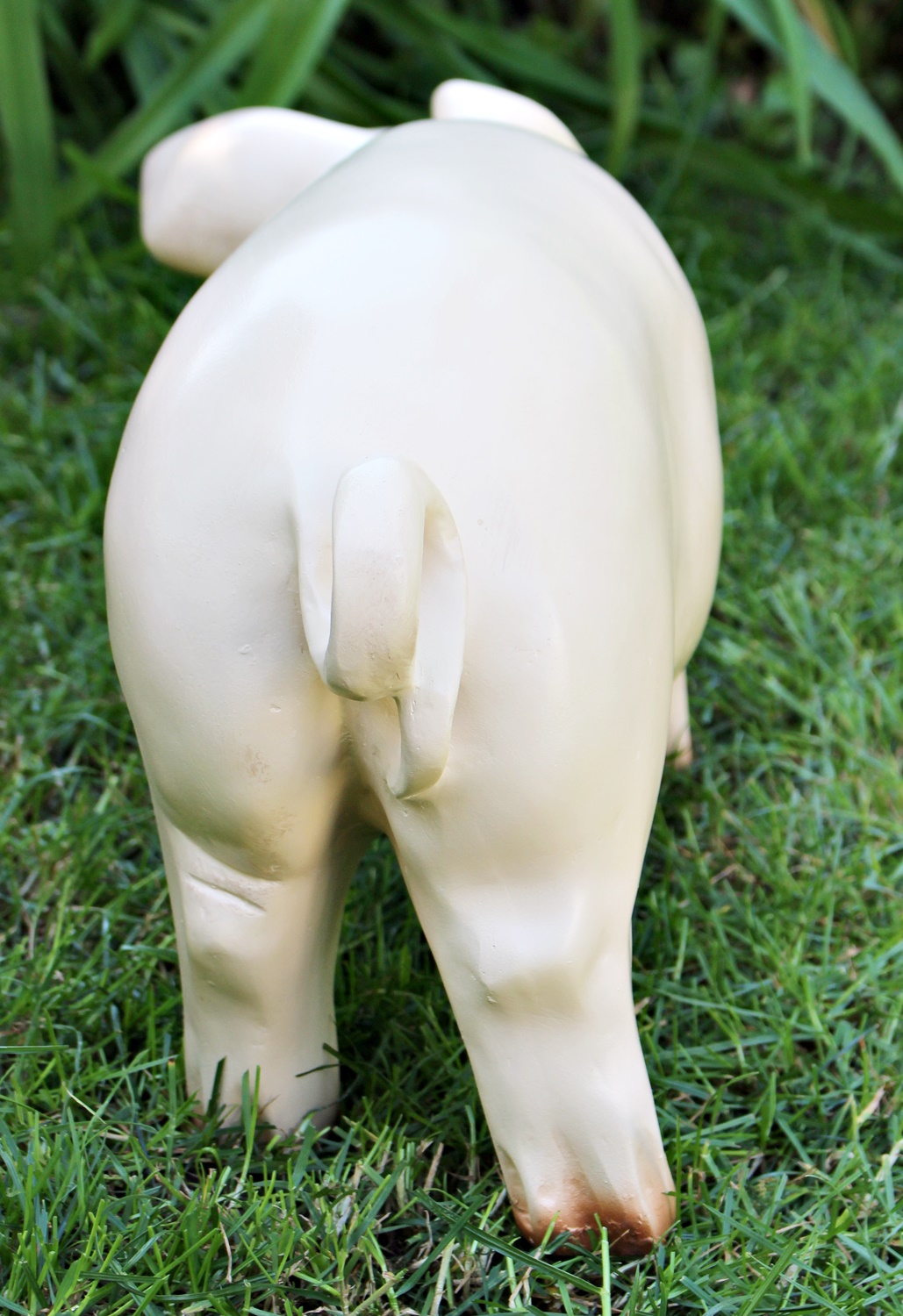 Dekorationsfigur Tierfigur Schwein Ferkel stehend links H 26 cm Dekofigur aus Kunstharz