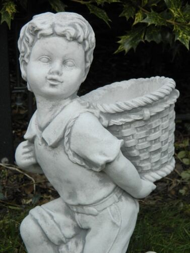 Beton Figur Junge mit Tragekorb zum Bepflanzen H 40 cm Dekofigur und Gartenskulptur