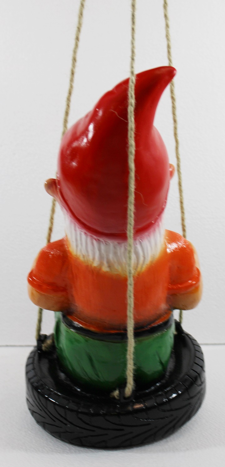 Gartenzwerg Deko Garten Figur Zwerg sitzend auf Reifenschaukel (3 Seile) aus Kunststoff H 38 cm