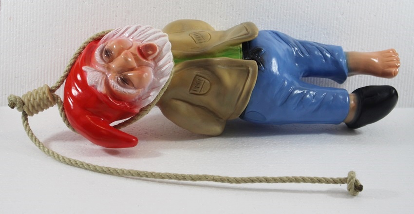 Gartenzwerg Deko Garten Figur Zwerg erhängt mit Seil umschlingt H 37 cm ohne Seil aus Kunststoff