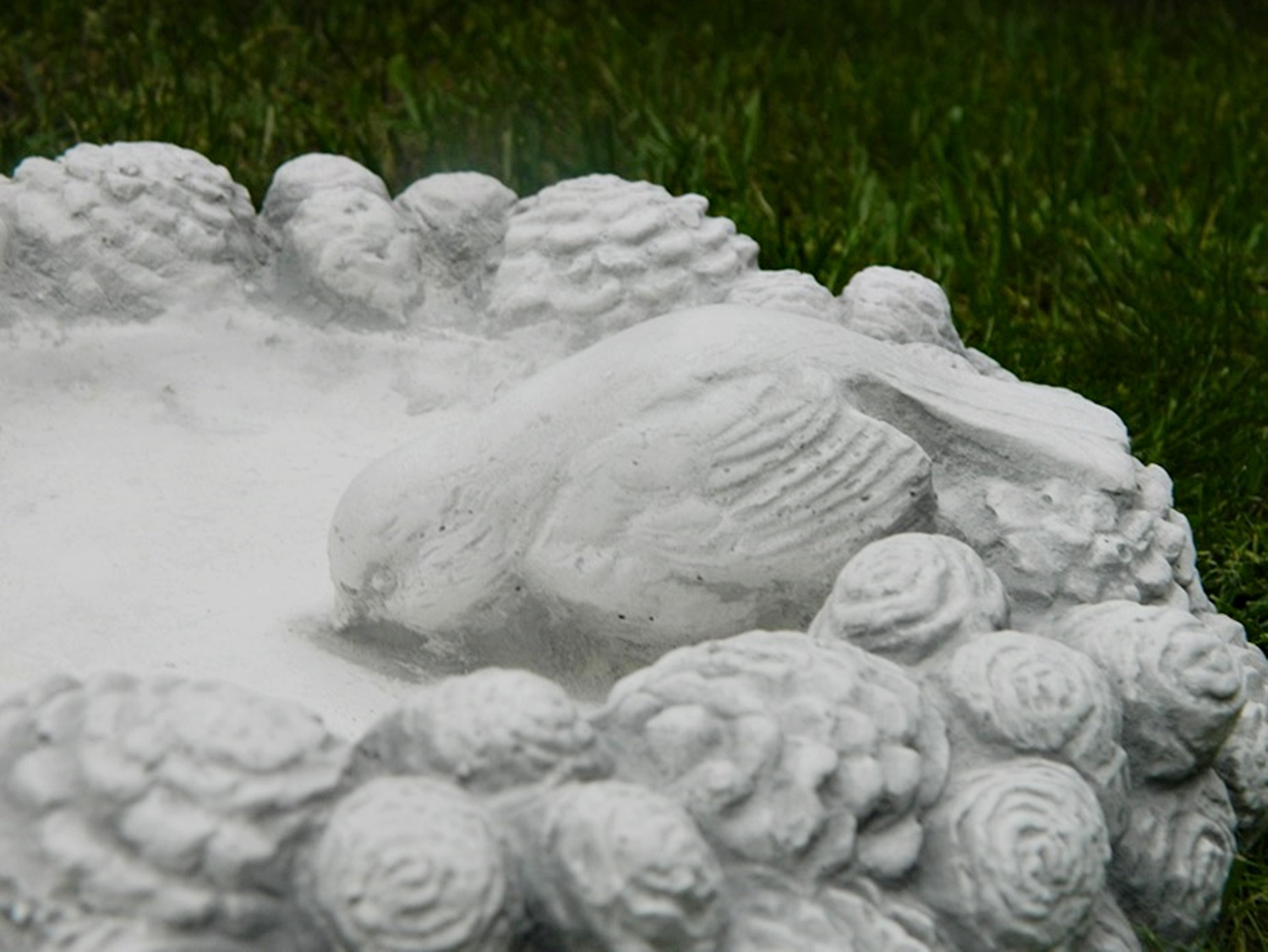 Beton Gartenelement Vogeltränke mit Vogel und Zäpfen Durchmesser 25 cm Deko- und Gartenobjekt