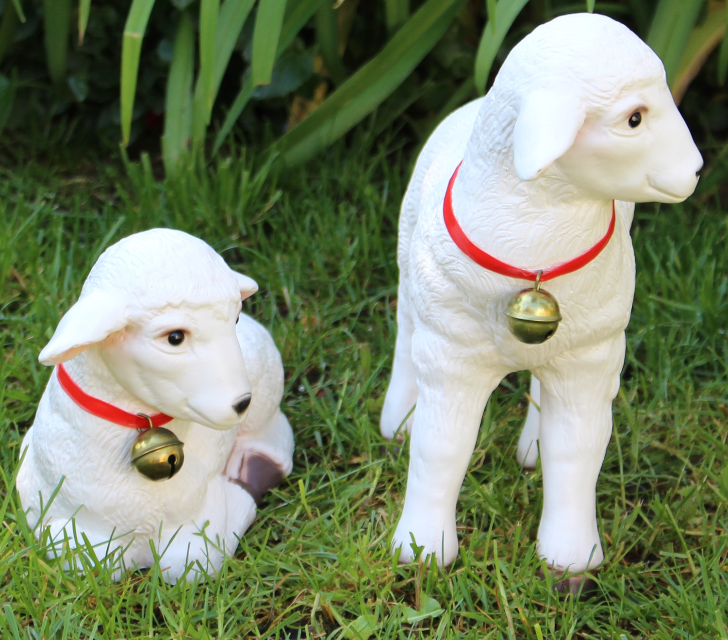 Deko Figur Gartenfigur Tierfiguren Lämmlein Lämmer stehend und liegend als 2-er Satz aus Kunststoff