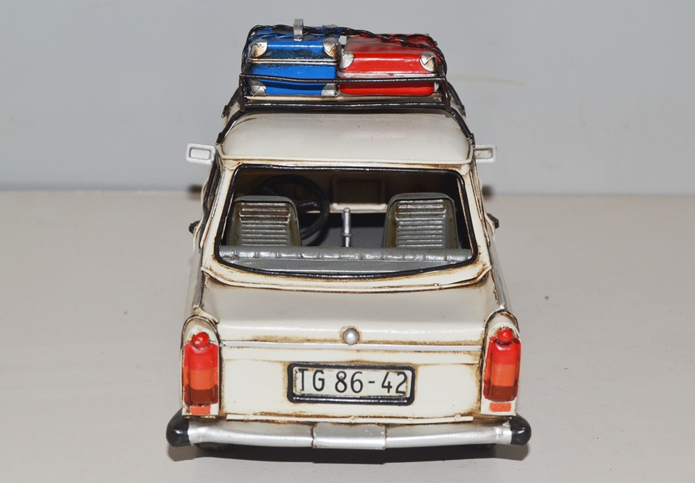 Blechauto Nostalgie Modellauto Oldtimer Trabant Trabi mit Dachgepäck Koffer aus Blech L 28 cm
