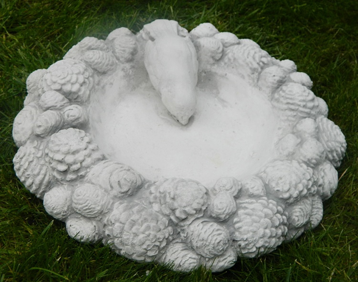 Beton Gartenelement Vogeltränke mit Vogel und Zäpfen Durchmesser 25 cm Deko- und Gartenobjekt