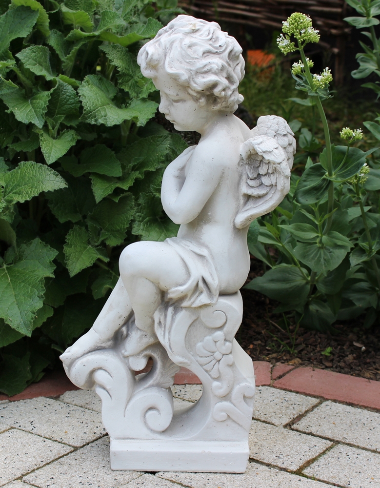Beton Figur Engel sitzend auf Sockel H 49 cm Dekofigur und Gartenskulptur