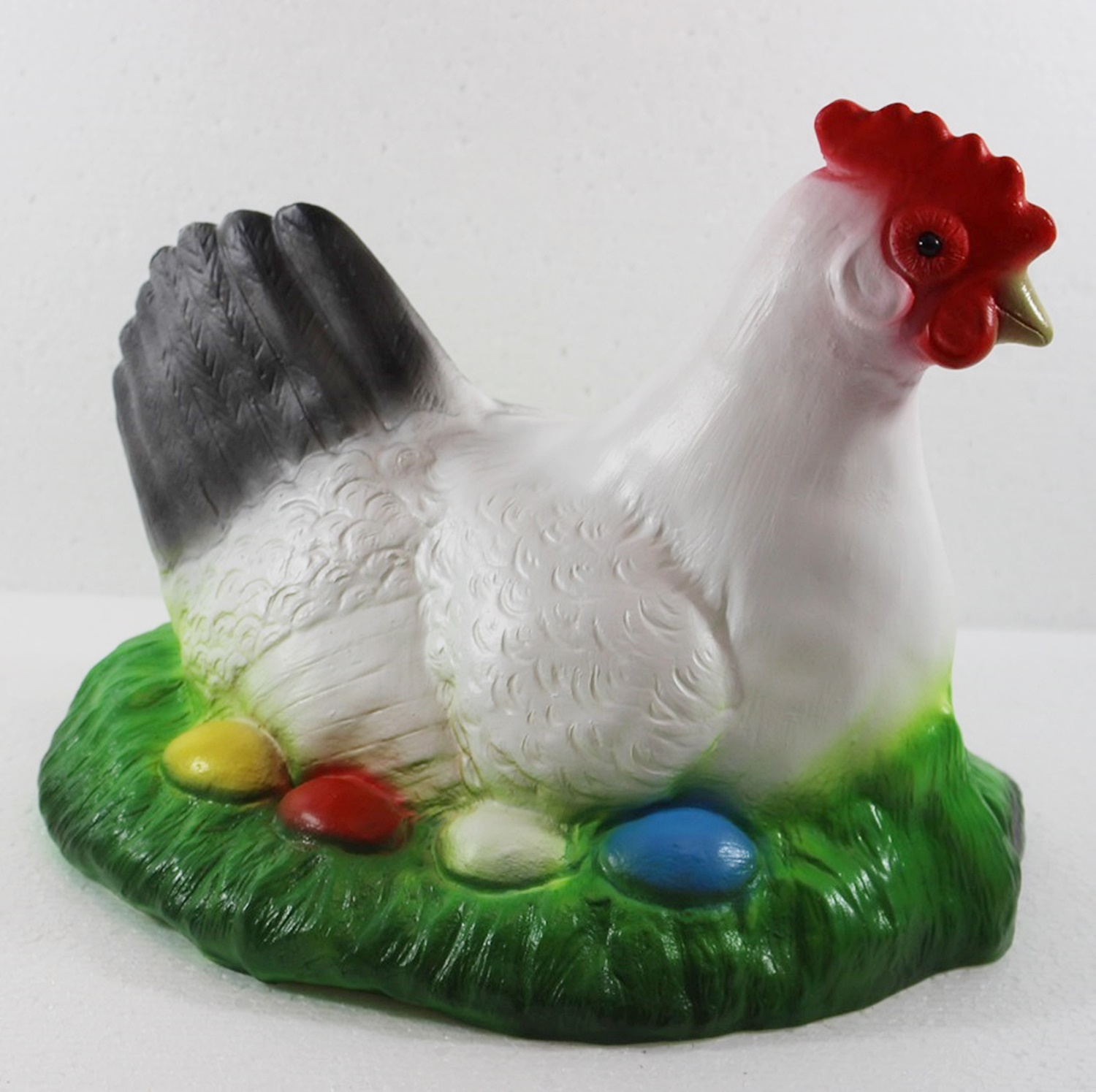 Deko Garten Figur Tierfigur Henne auf Nest mit bunten Eiern sitzend aus Kunststoff Höhe 23 cm