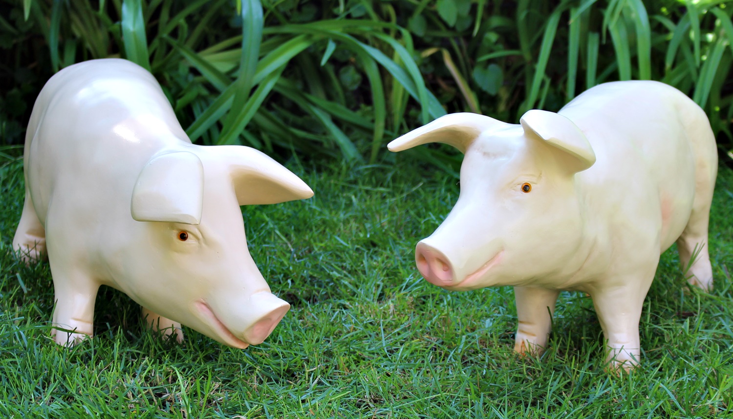Dekofiguren Tierfiguren Schweine Ferkel stehend links rechts H 26/27 cm Figuren 2-er Satz Kunstharz