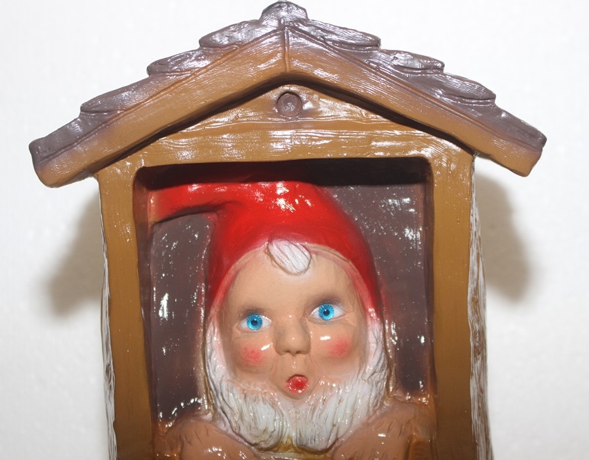 Gartenzwerg im WC-Häuschen sitzend H 29 cm Zwerg Deko Spaß Bewegungsmelder Pfeifen