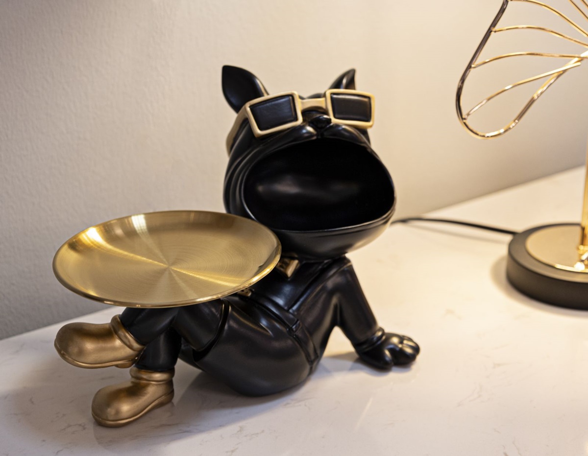 Dekofigur Hund Buddy Cool schwarz klein liegend mit goldenem Tablett und Mundbehälter H 18,5 cm
