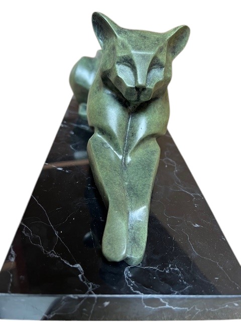 Bronzefigur Bronzeskulptur Modern Liegende Katze grün Länge 35 cm Dekofigur Abstrakte Skulptur