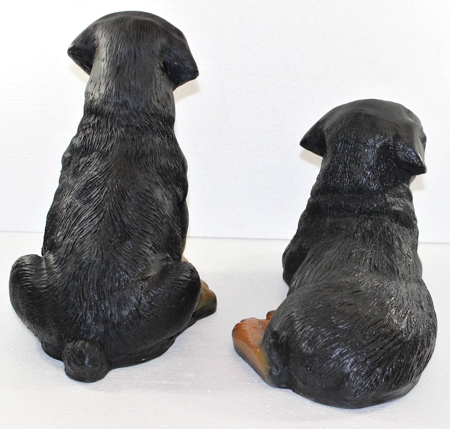 Dekofiguren Hunde Rottweiler Welpen H 29/21 cm Hundefiguren 2-er Satz Dekofiguren aus Kunstharz
