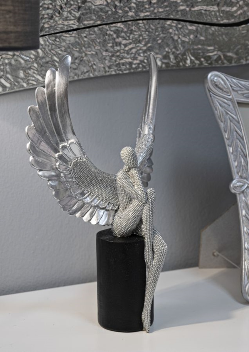 Dekofigur Statue " Sparky Aufgeweckt "  als Frauenskulptur sitzend mit Flügeln in Silber H 34 cm
