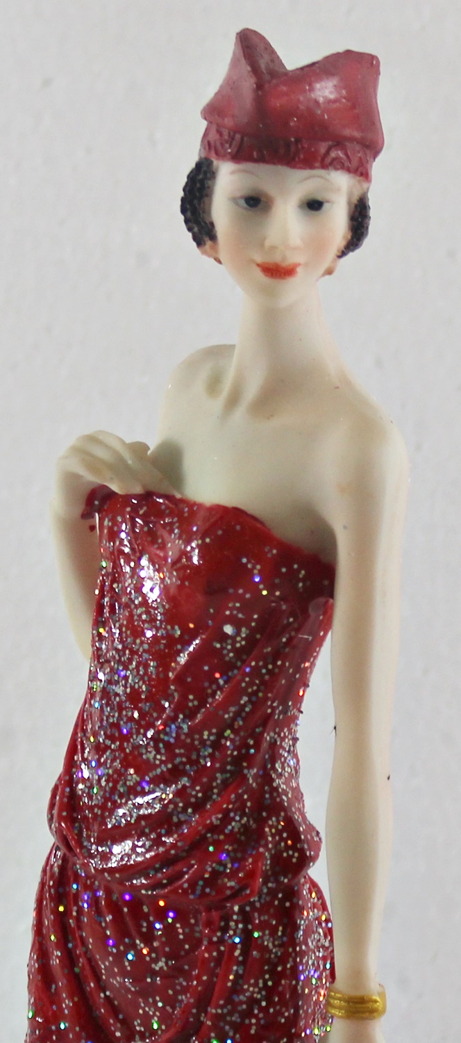 Beauty Figur Deko Modefigur Modepuppe Nostalgiefigur Dame rotes Kleid mit roter Mütze aus Resin