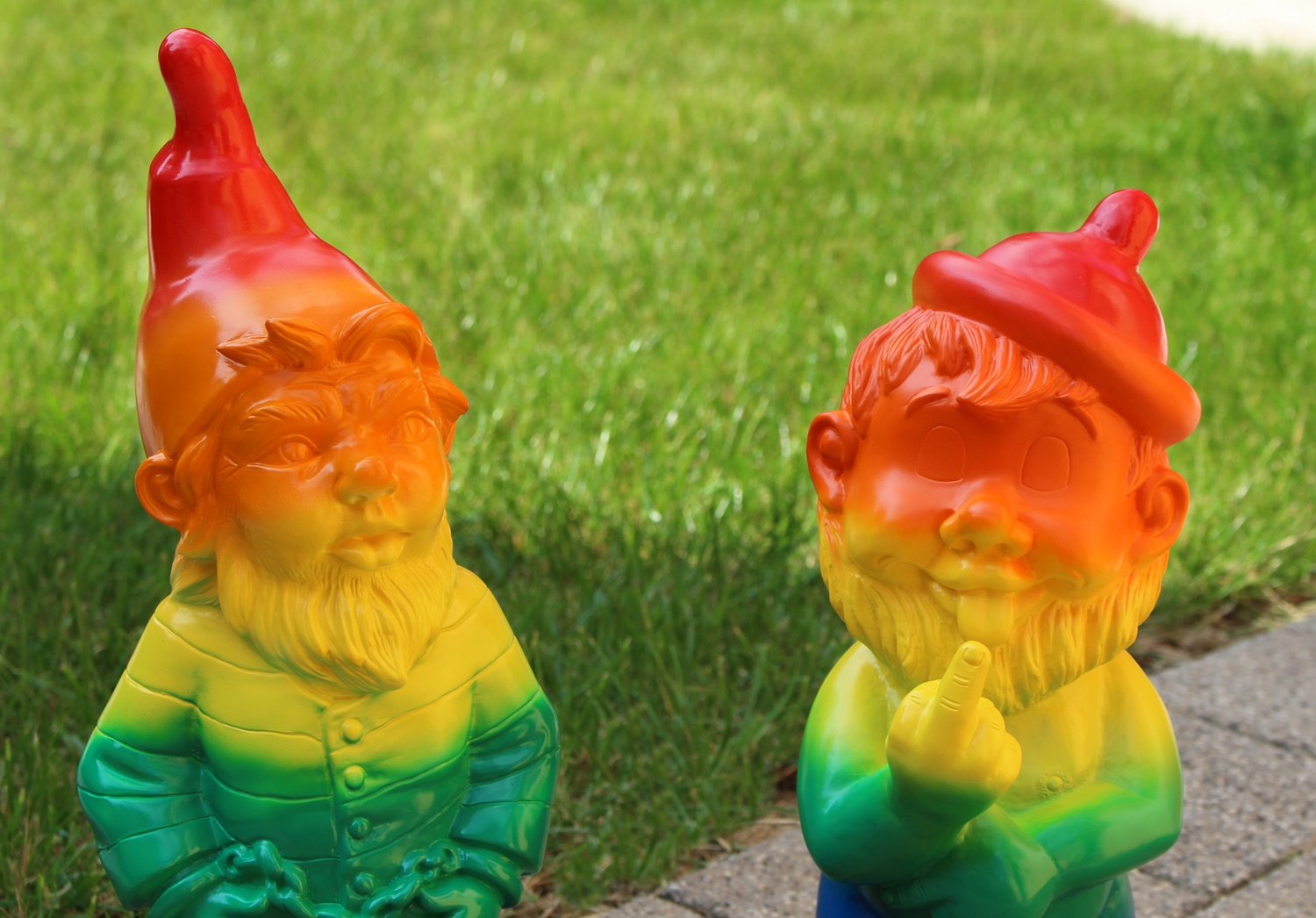 Set: 2-er Satz Gartenzwerge Zwerg Mittelfinger Bewegungsmelder u. Sträfling Regenbogen Pride