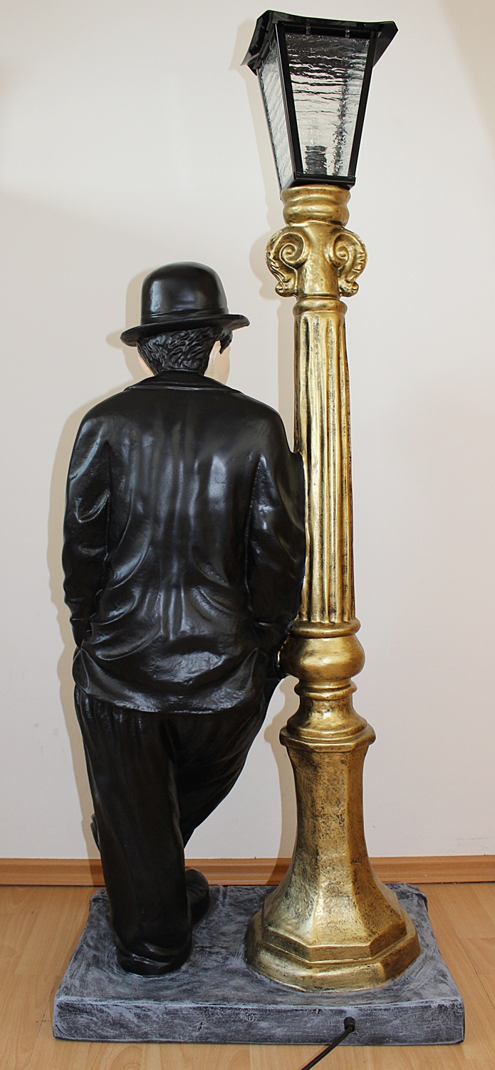 Dekorationsfigur Komiker Schauspieler Charlie Chaplin stehend an elektr. Laterne Deko Figur H 125cm