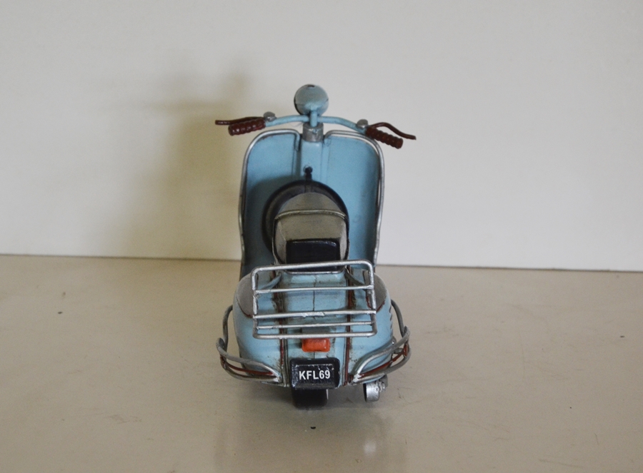 Blechmodell Roller Nostalgie Oldtimer Marke Vespa hellblau Motorroller aus Blech L 23 cm