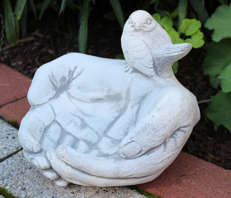 Beton Gartenelement Vogeltränke Motiv Hände mit Vogel H 18 cm Deko- und Gartenobjekt