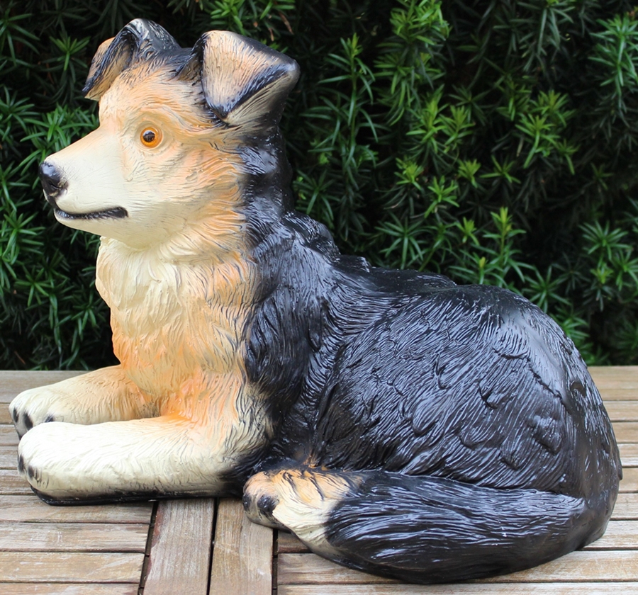 Dekorationsfigur Hund  Welpe Border Collie liegend H 32 cm Dekofigur Gartenfigur Hundedeko Kunstharz