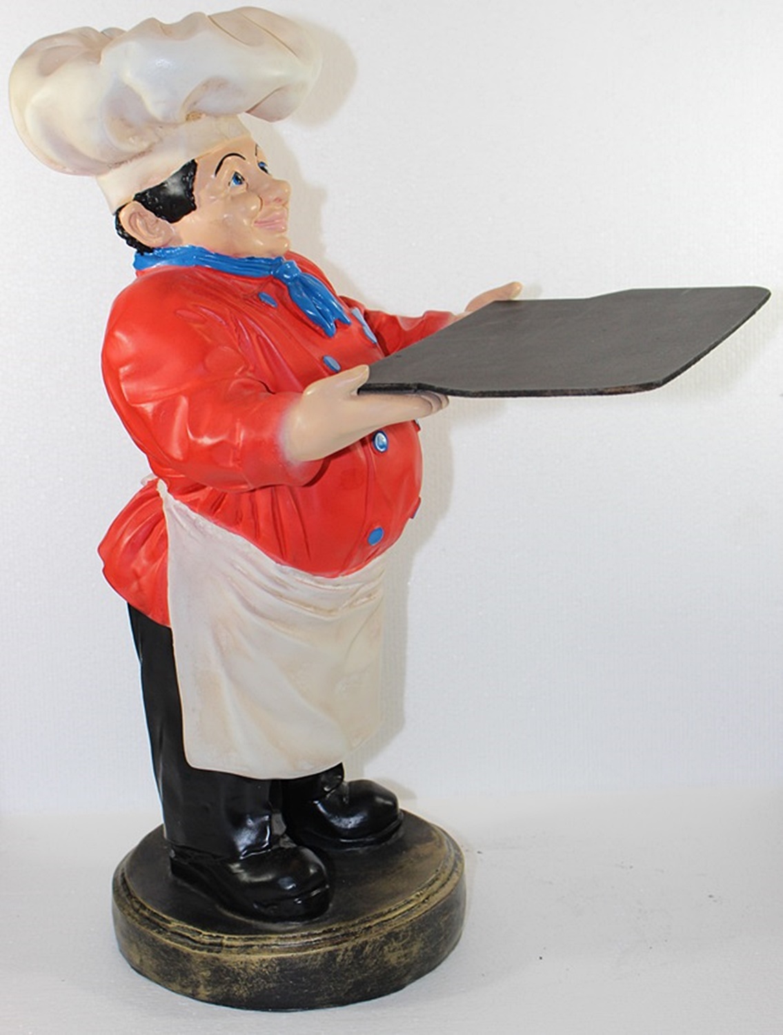 Deko Figur Koch rotes Hemd mit Tablett Kochfigur H 48 cm Gastrofigur stehend aus Kunstharz