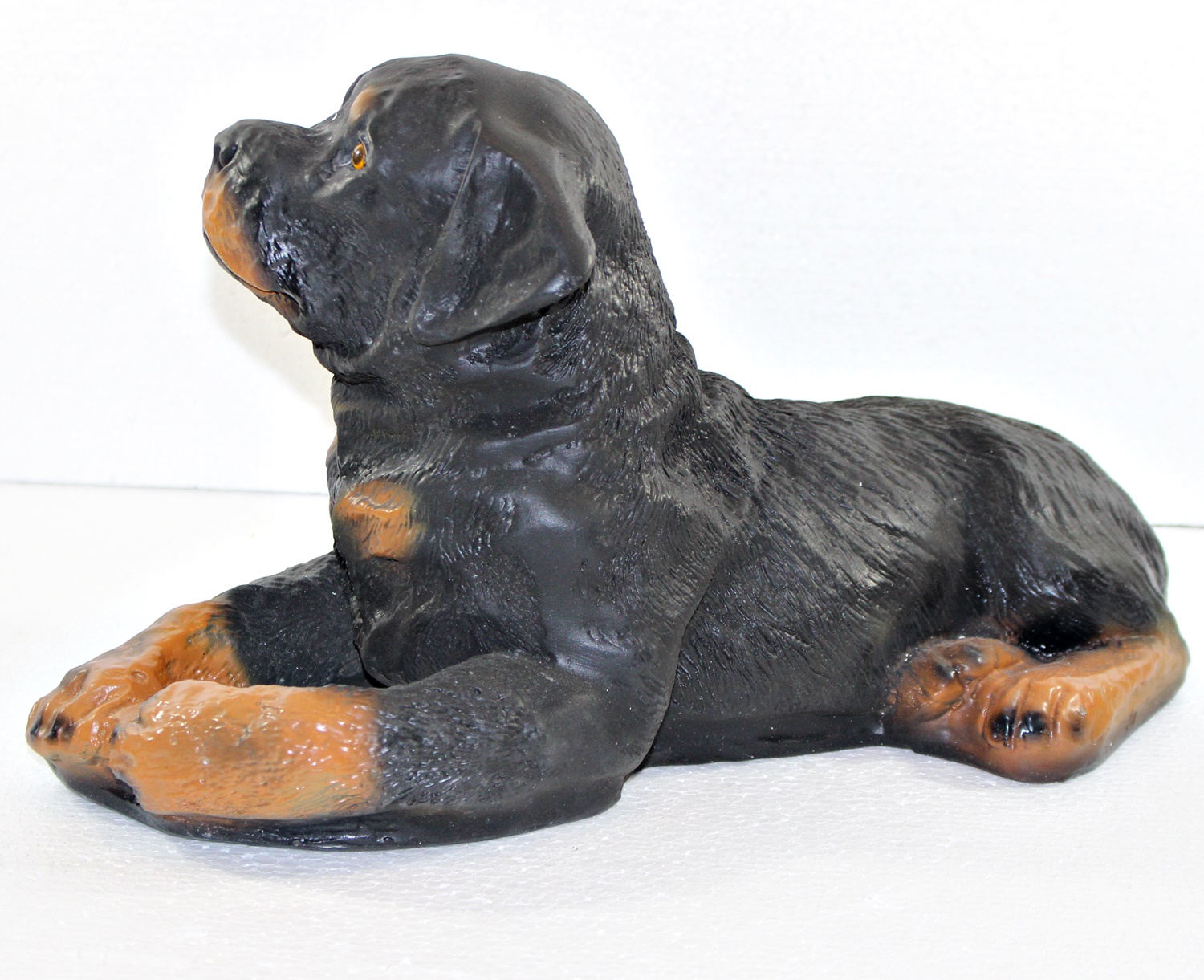 Dekorationsfigur Hund Rottweiler Welpe liegend  H 20 cm Dekofigur aus Kunstharz