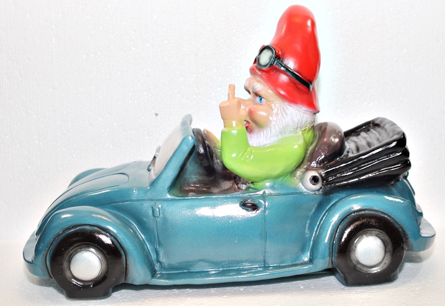 Gartenzwerg Verkehrsrowdy im Auto sitzend Stinkefigner H 23 cm  Scherz Bewegungsmelder Pfeifen