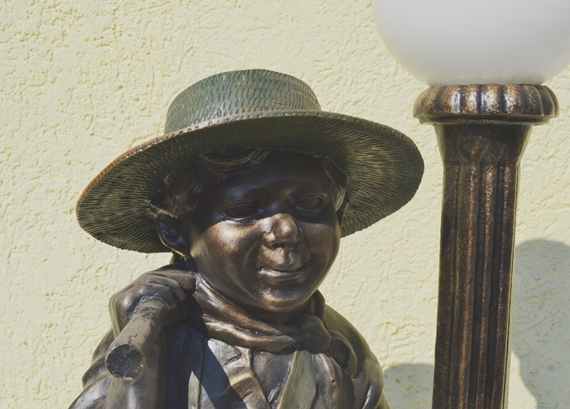 Dekofigur Deko Figur Junge Bursche mit Lampe H 100 cm aus Resin - bronzefarben