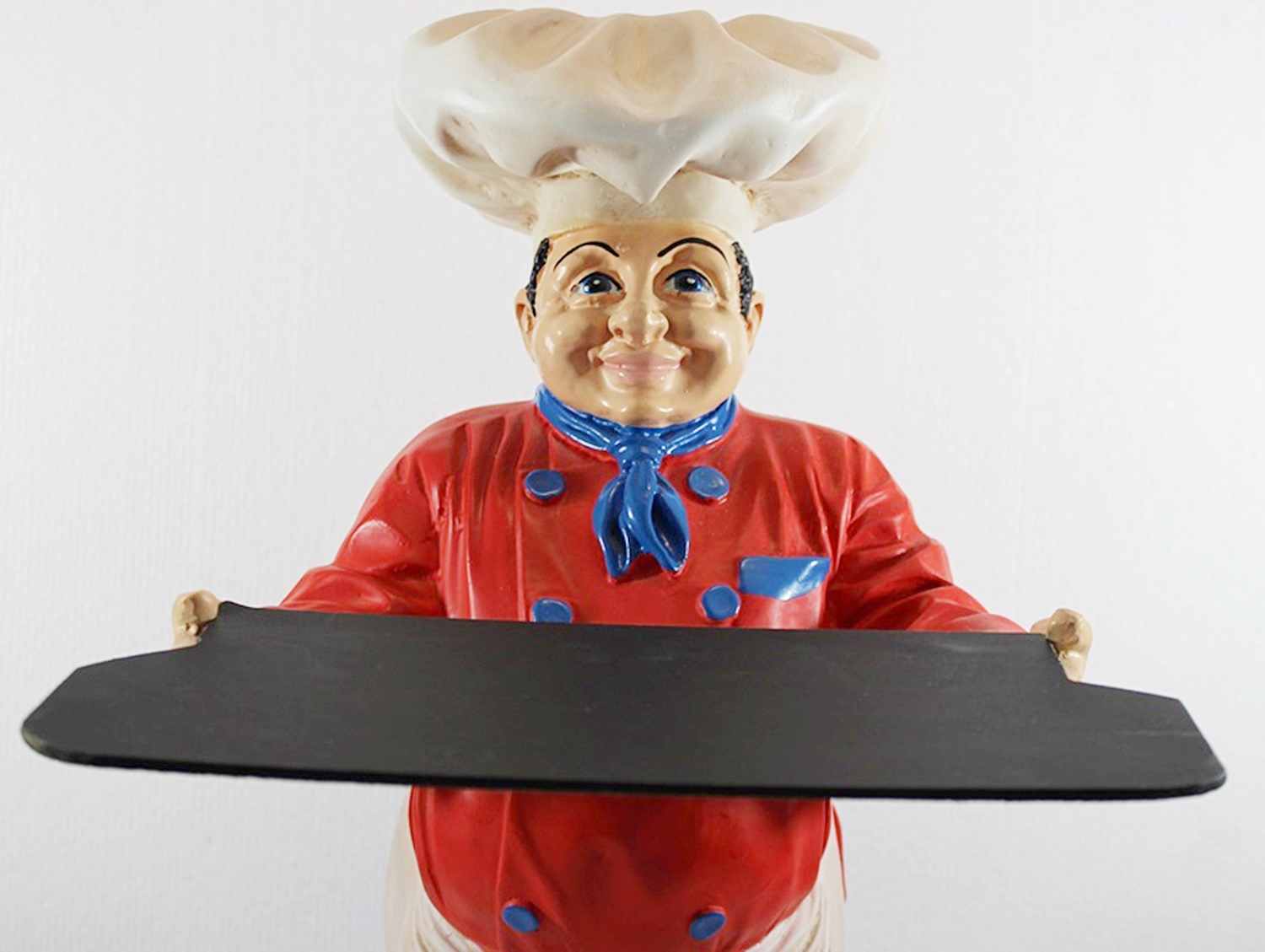 Deko Figur Koch rotes Hemd mit Tablett Kochfigur H 48 cm Gastrofigur stehend aus Kunstharz