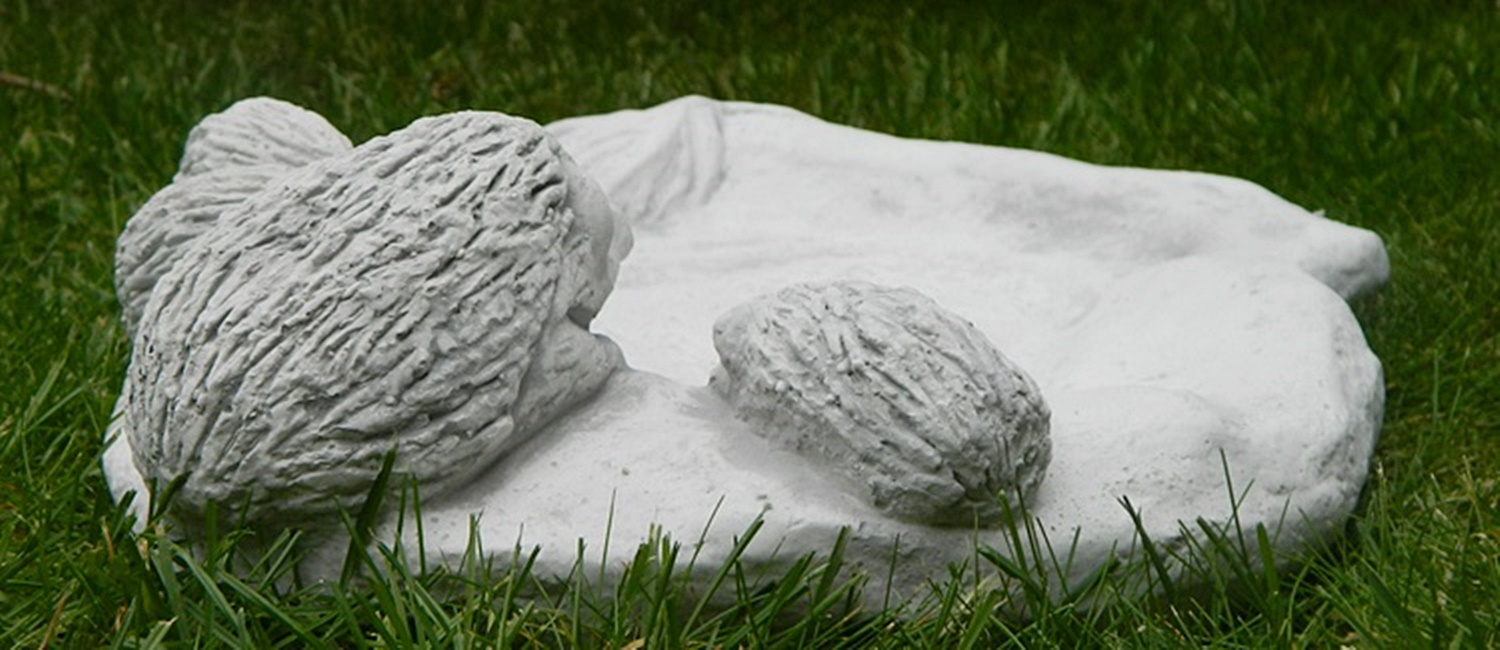 Beton Gartenelement Vogeltränke mit Igelfamilie H 8 cm Deko- und Gartenobjekt