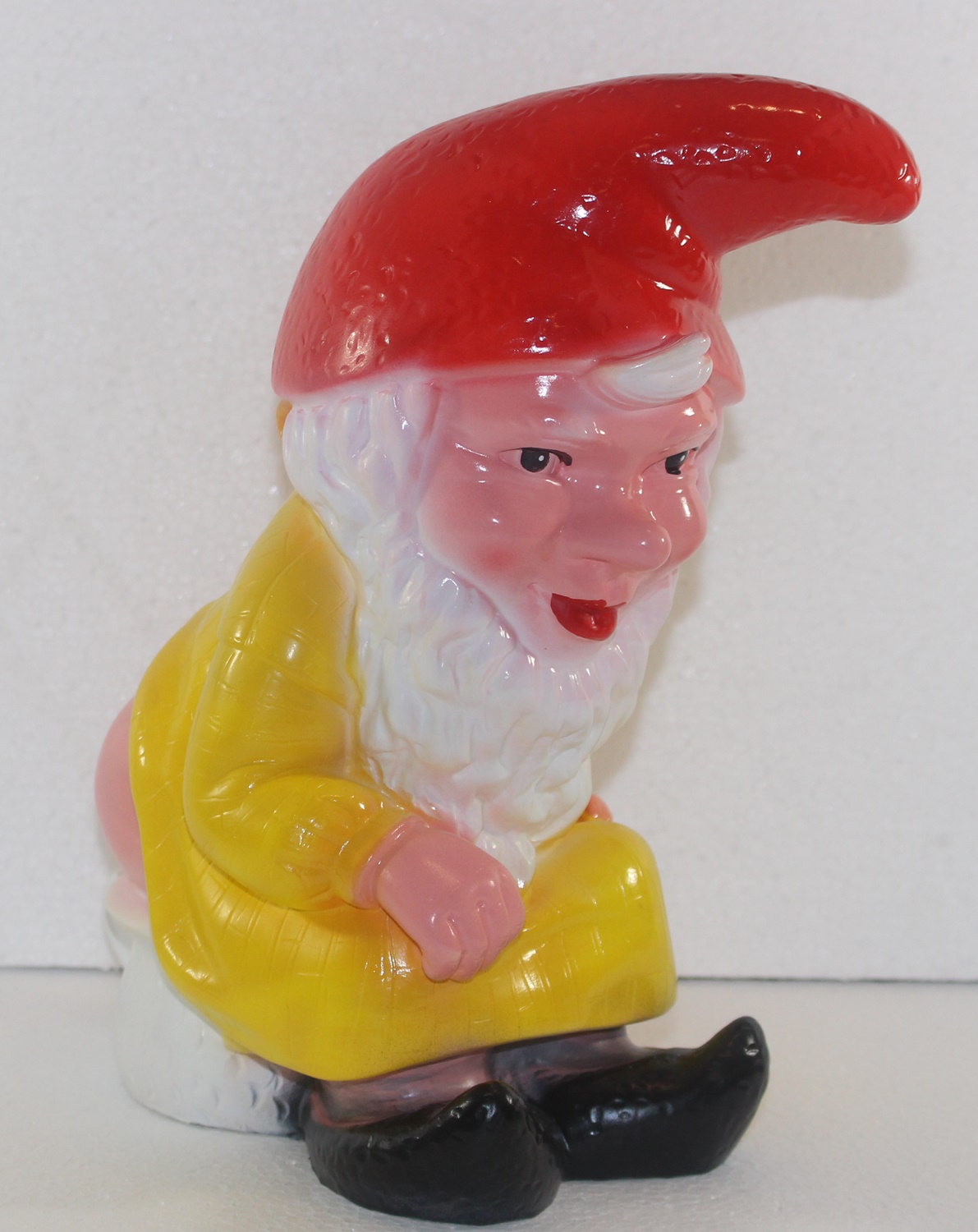 Gartenzwerg auf Nachttopf Figur sitzend Zwerg auf Töpfchen H 27 cm Gartenfigur aus Kunststoff