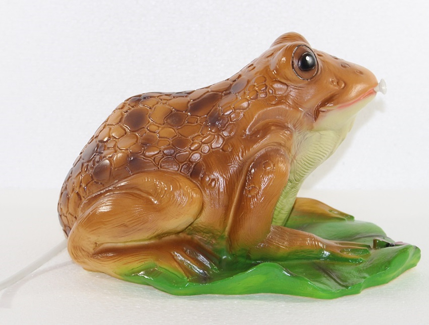 Deko Garten Tier Figur Teichfigur Kröte Wasserspeier groß auf Blatt sitzend aus Kunststoff H 17 cm