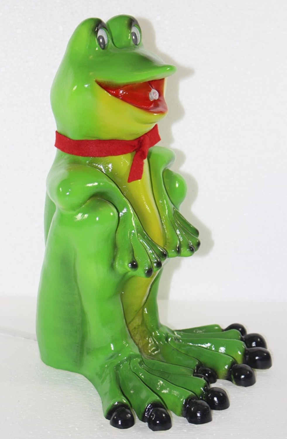 Deko Garten Figur Gartenfigur Teichfigur Frosch mit Schal sitzend Wasserspeier aus Kunststoff H 32cm
