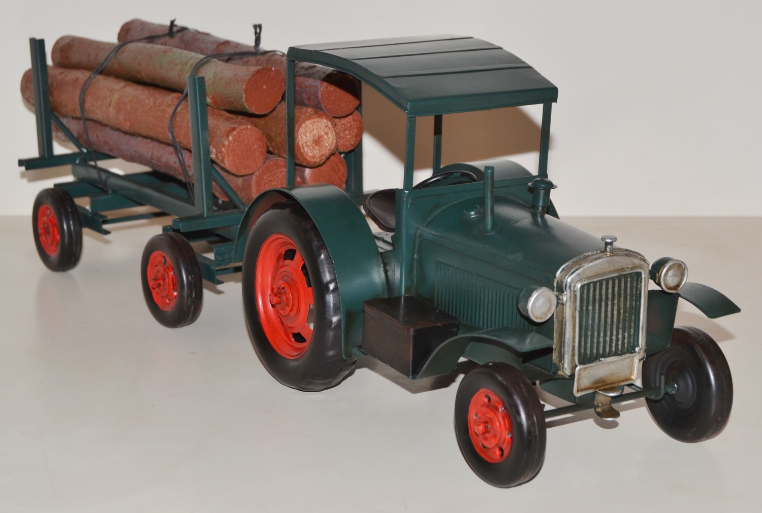 Blechtraktor Nostalgie Modellauto Oldtimer Marke Hanomag mit Holzanhänger Traktor Modell R40 L 63 cm