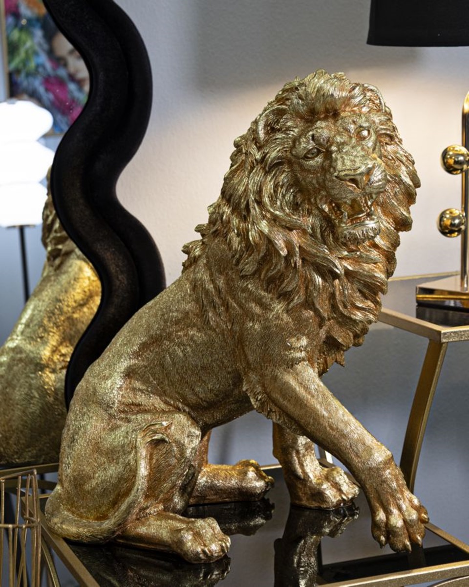 Dekofigur Löwe seitlich sitzend Tierfigur  Skulptur stolzer Löwenkönig Shanti in edlem Gold H 55 cm