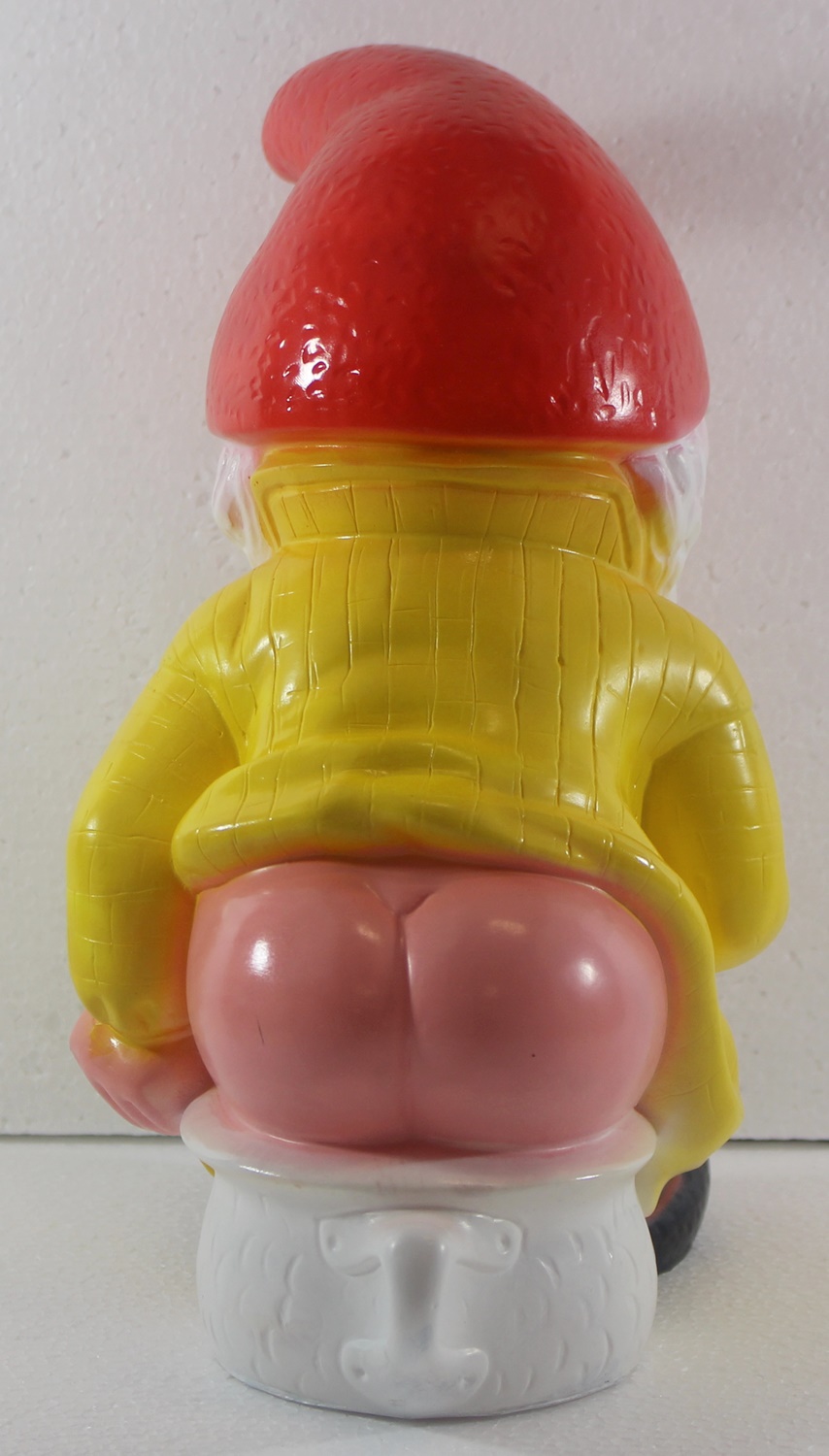 Gartenzwerg auf Nachttopf Figur sitzend Zwerg auf Töpfchen H 27 cm Gartenfigur aus Kunststoff