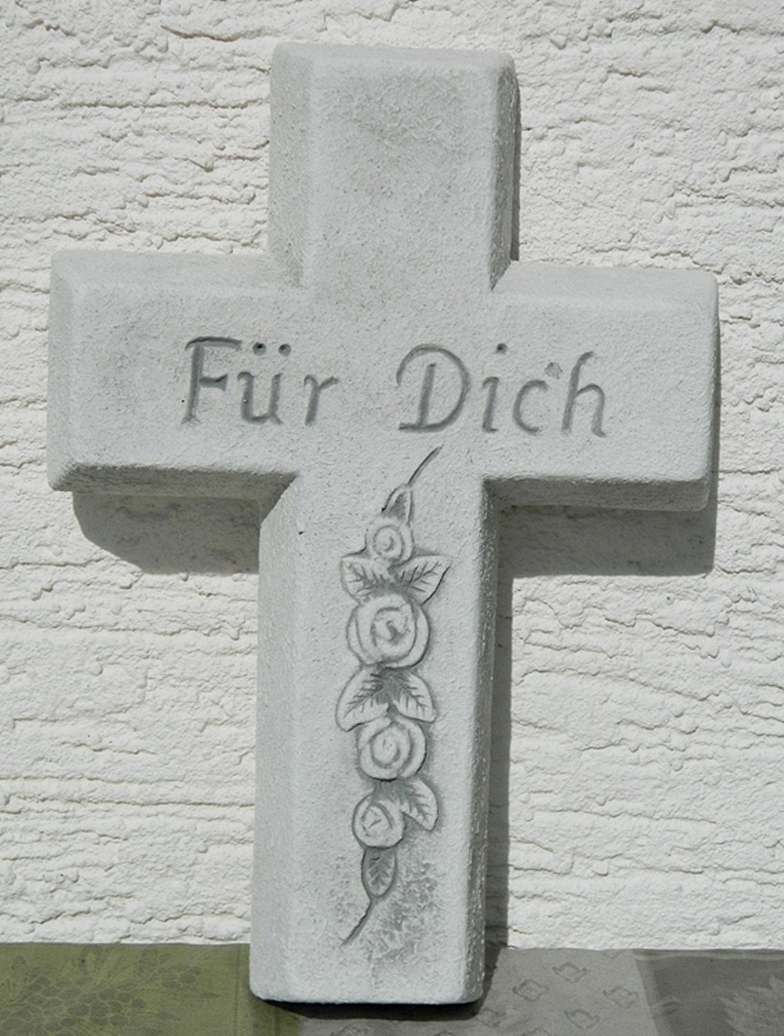 Beton Figur Kreuz mit Aufschrift  Für Dich " Länge 30 cm Grabdekoration"