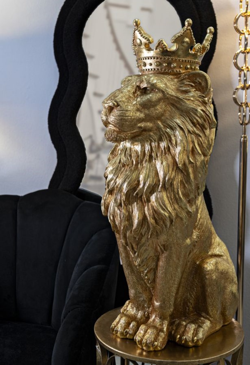 Dekofigur Löwe mit Krone sitzend Tierfigur  Skulptur stolzer Löwenkönig Shanti in edlem Gold H 74 cm