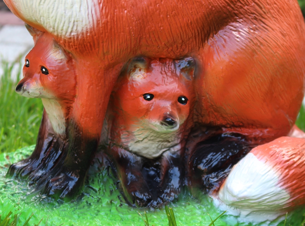 Dekorationsfigur Fuchs mit Kleinen Höhe 38 cm Gartenfigur aus Kunstharz