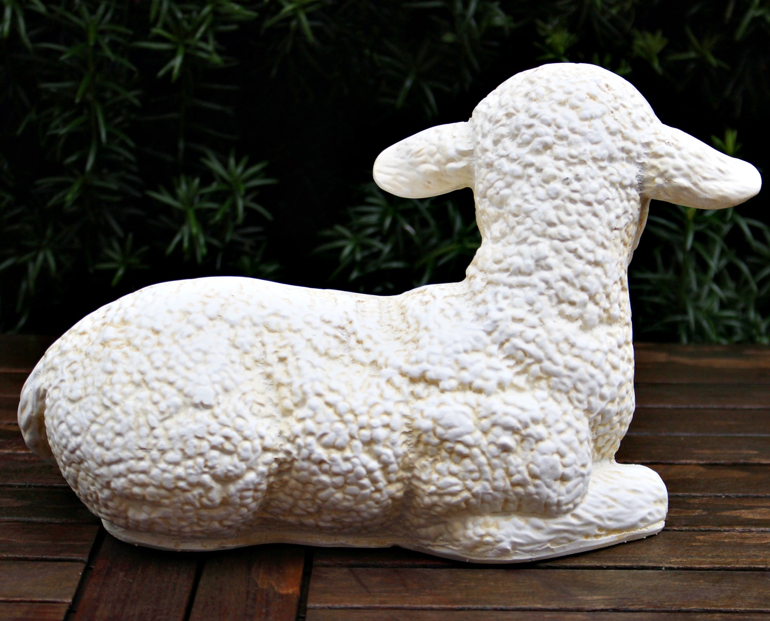 Deko Figur Lamm liegend Kopf gerade H 18 cm Lämmchen Gartenfigur aus Kunstharz