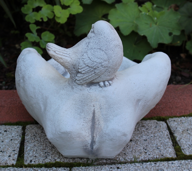 Beton Gartenelement Vogeltränke Motiv Hände mit Vogel H 18 cm Deko- und Gartenobjekt
