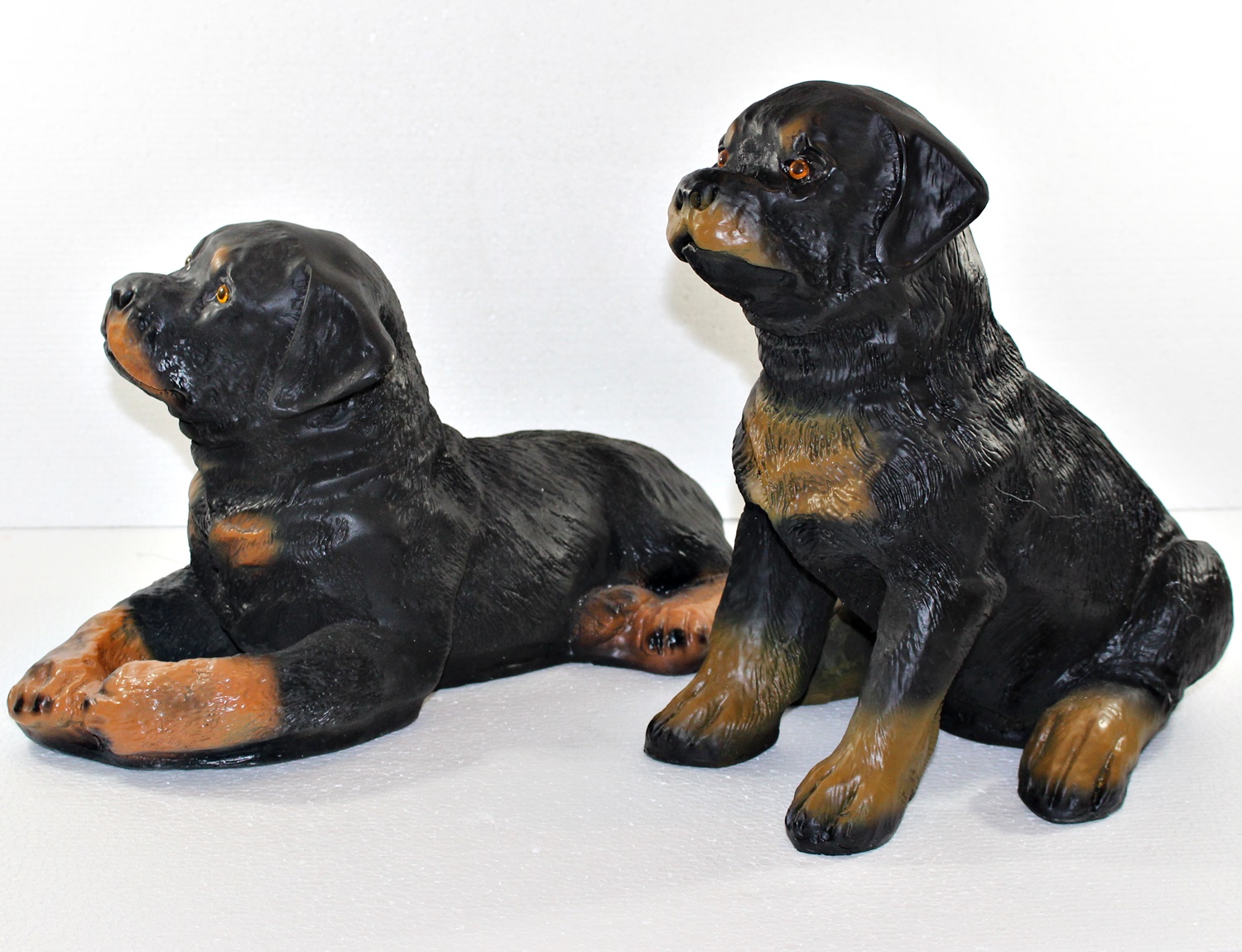 Dekofiguren Hunde Rottweiler Welpen H 29/21 cm Hundefiguren 2-er Satz Dekofiguren aus Kunstharz