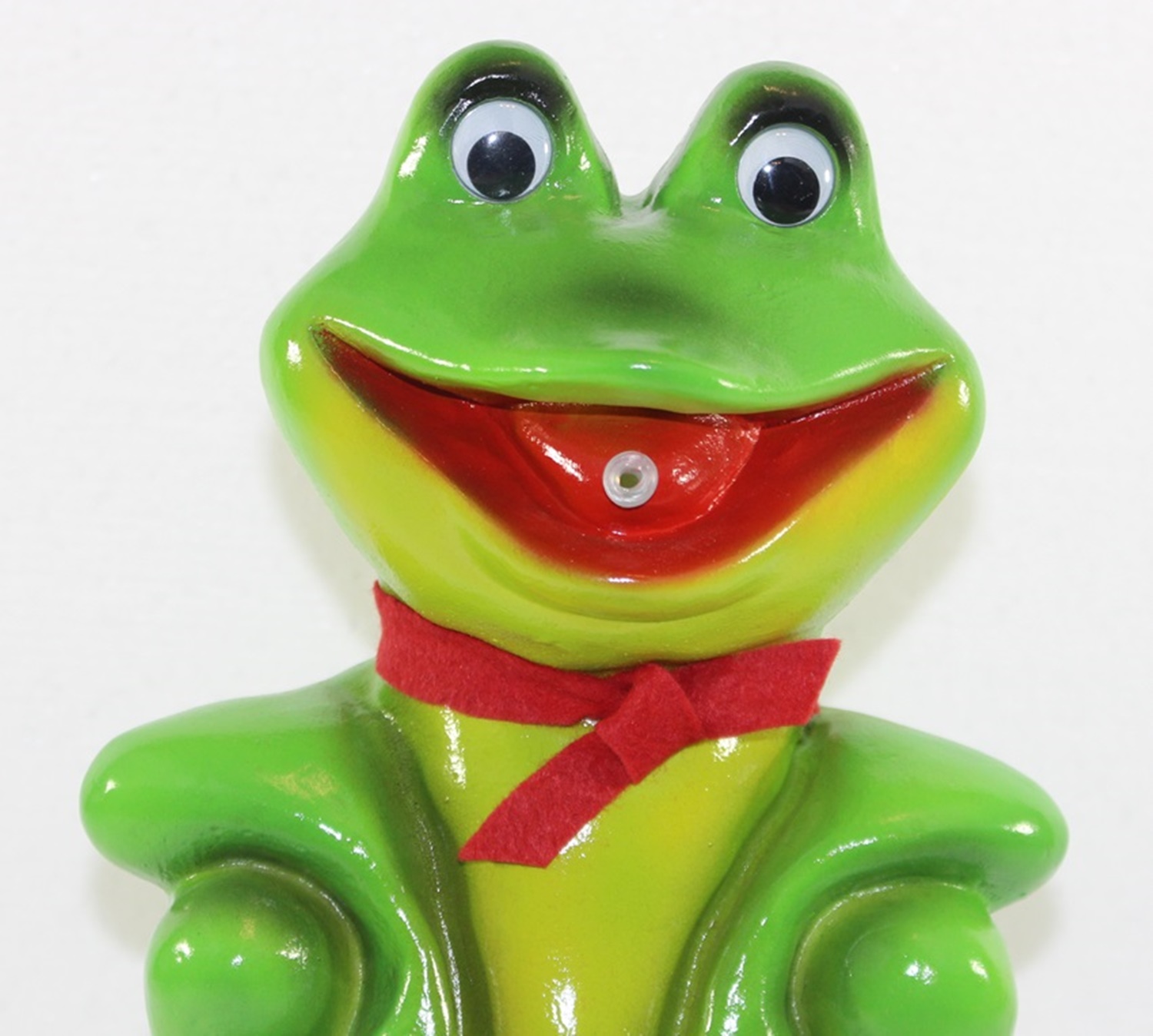 Deko Garten Figur Gartenfigur Teichfigur Frosch mit Schal sitzend Wasserspeier aus Kunststoff H 32cm