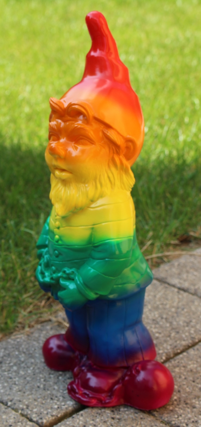 Gartenzwerg Gartenfigur Deko Zwerg Sträfling Gefangener Regenbogen bemalt Pride LGBTQ+ H 36 cm