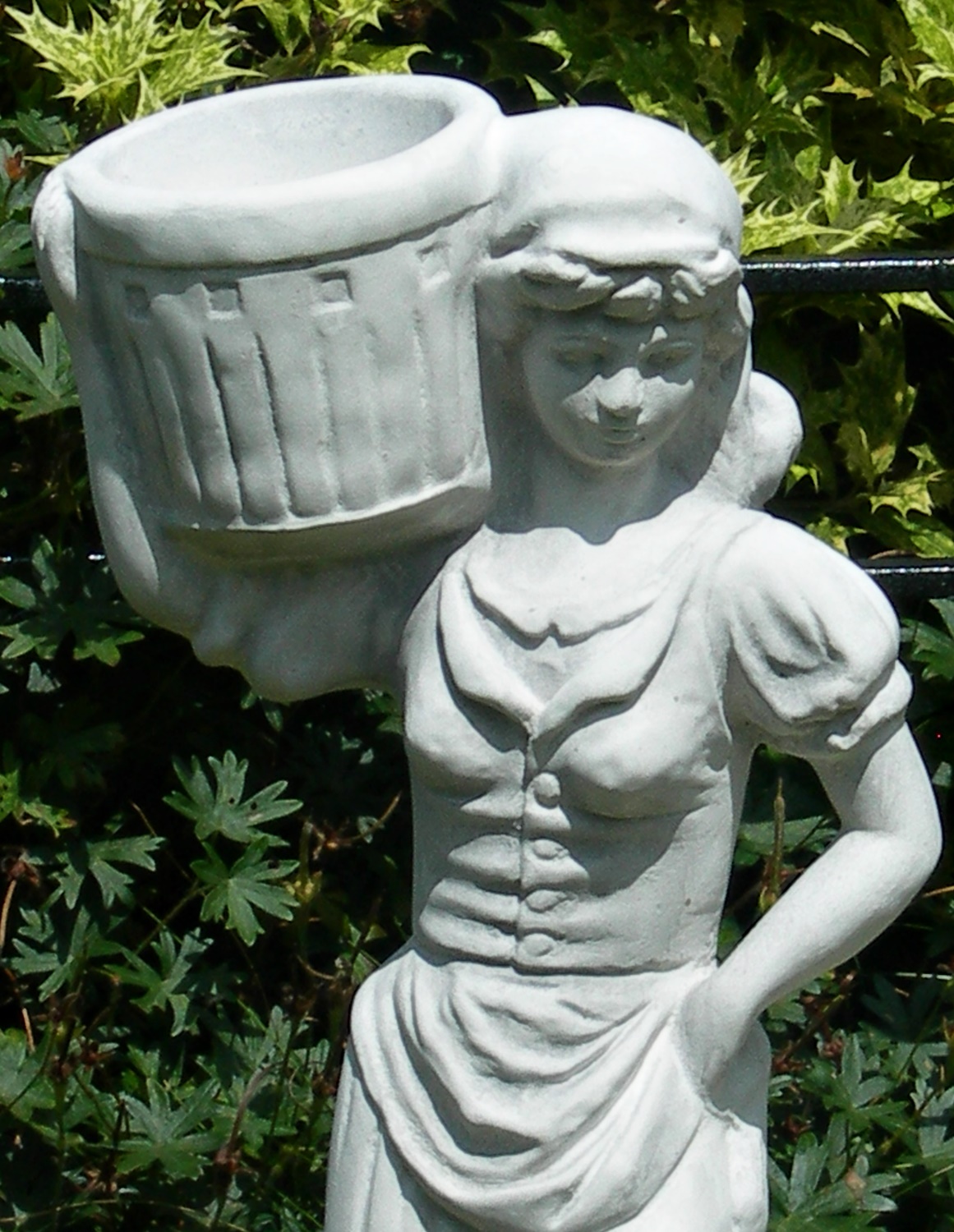 Beton Figur junge Frau mit Töpfen H 50 cm Dekofigur und Gartenskulptur