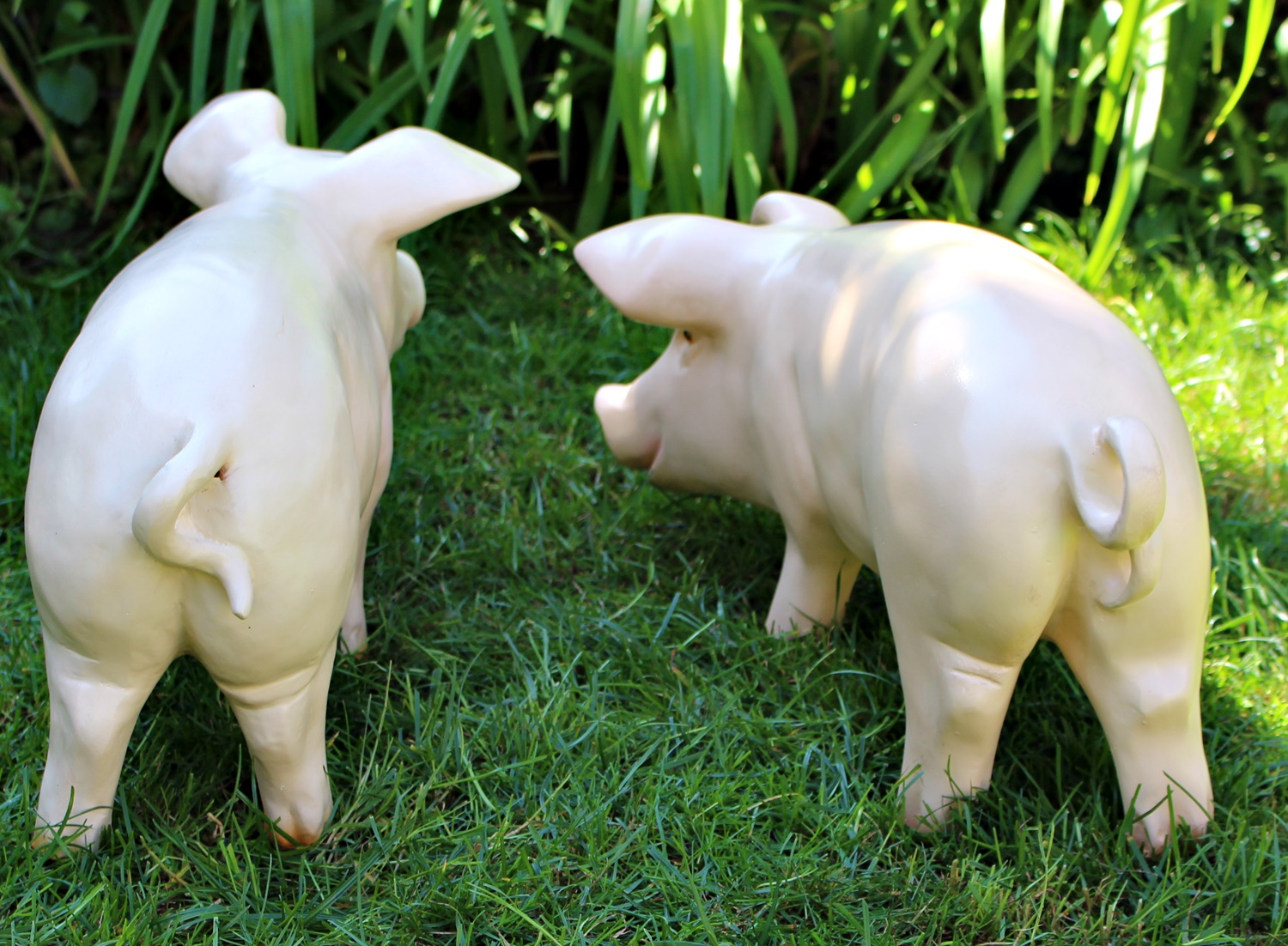 Dekofiguren Tierfiguren Schweine Ferkel stehend links rechts H 26/27 cm Figuren 2-er Satz Kunstharz