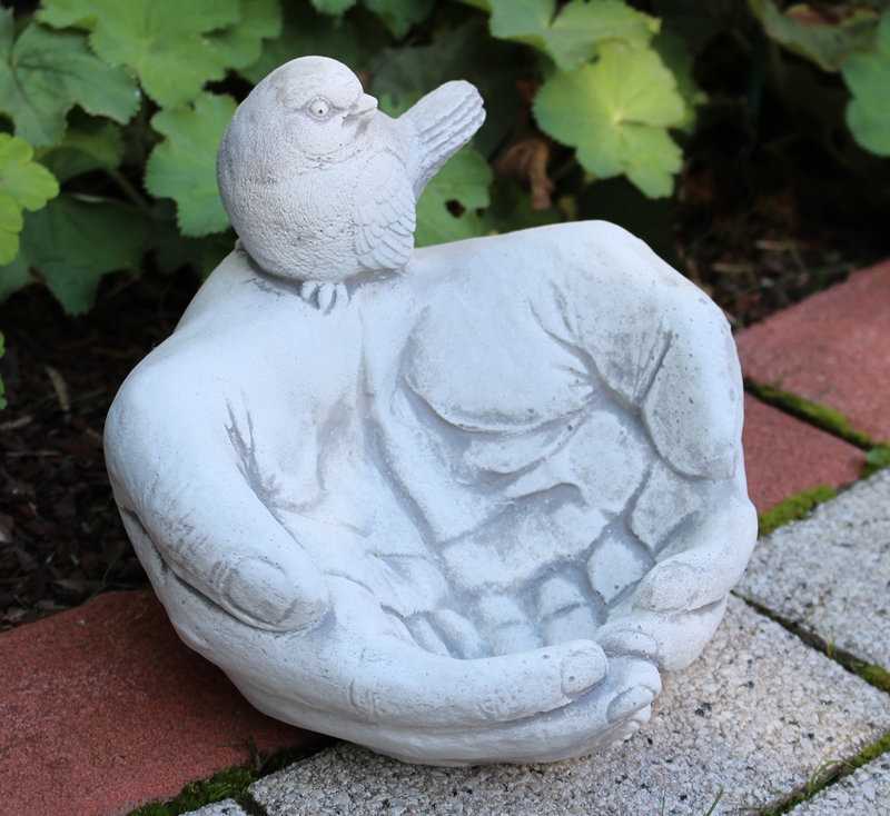 Beton Gartenelement Vogeltränke Motiv Hände mit Vogel H 18 cm Deko- und Gartenobjekt