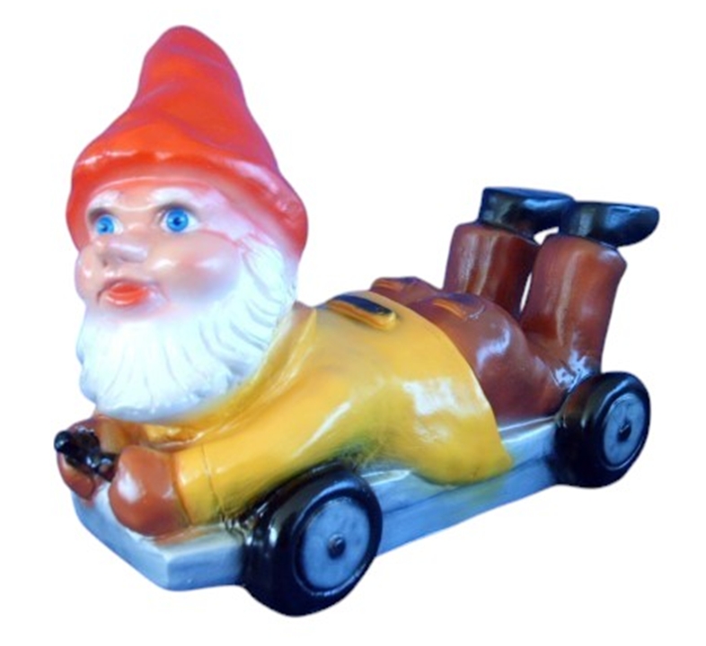 Gartenzwerg liegend auf Seifenkiste Figur Zwerg H 24 cm Gartenfigur aus Kunststoff