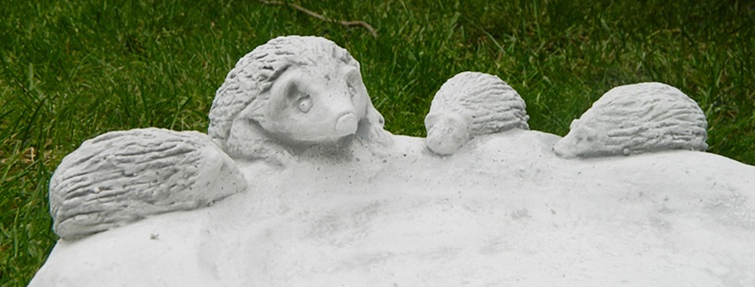 Beton Gartenelement Vogeltränke mit Igelfamilie H 8 cm Deko- und Gartenobjekt