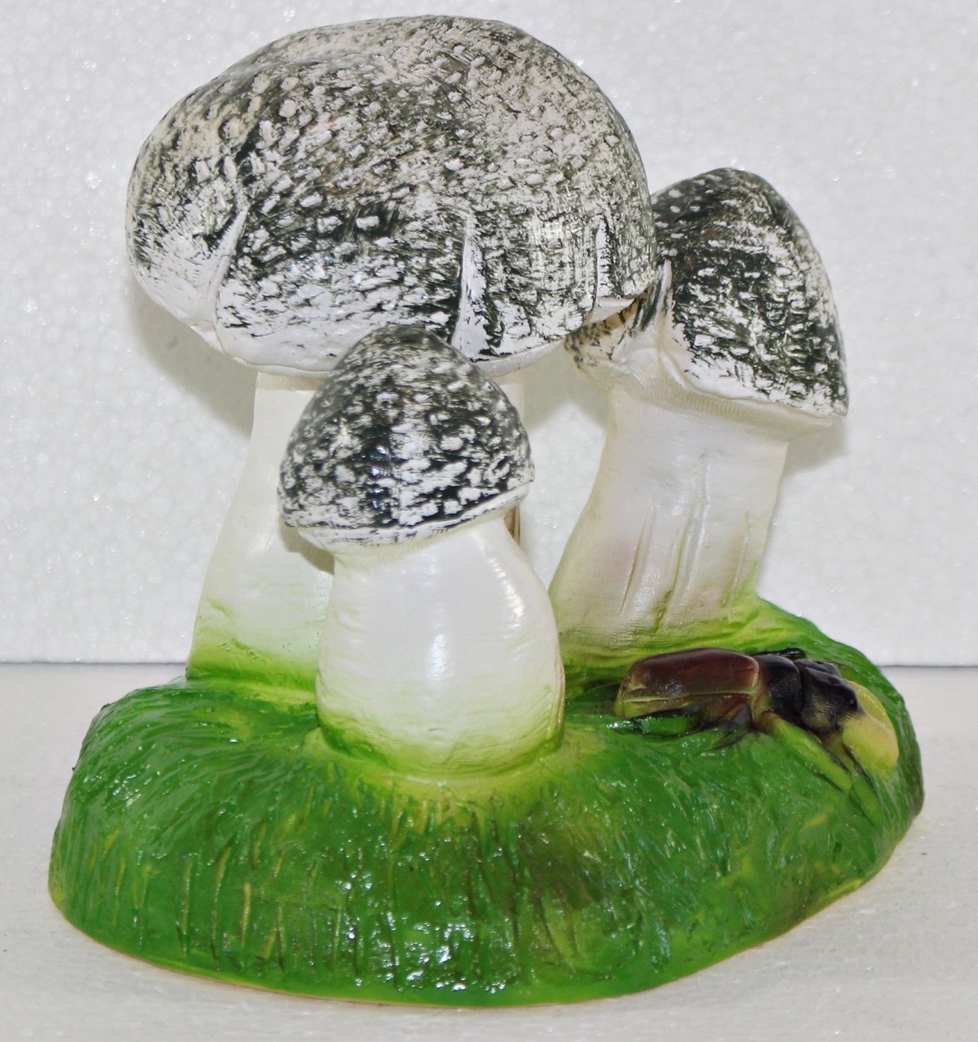 Deko Garten Figur Dekofigur Gartenfigur drei Pilze mit Hirschkäfer aus Kunststoff Höhe 15 cm