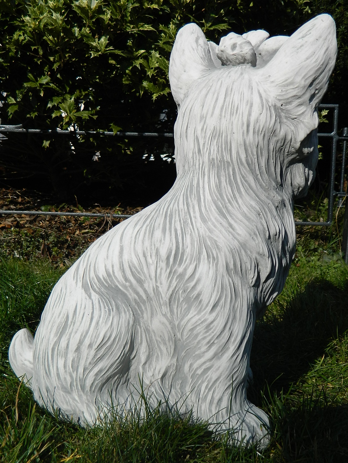 Beton Figur Yorkshire Terrier Hundefigur sitzend groß H 38 cm Dekofigur und Gartenfigur